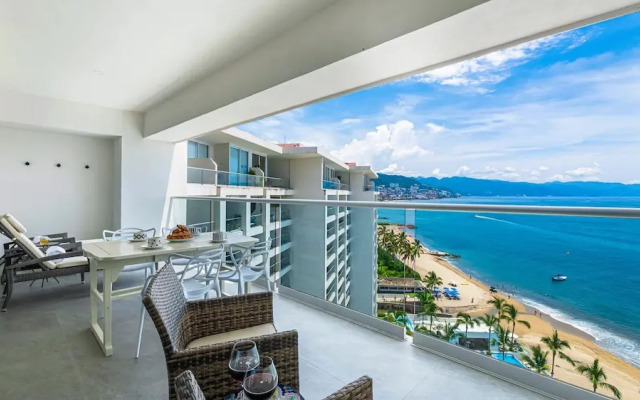 Stylish Beachfront 2BR - Balcony & Pools