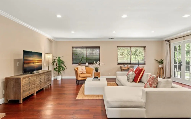 Master Bedroom With King Bed Central Location