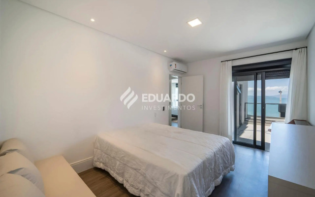 Triplex beira mar com 04 suítes para 12 pessoas.