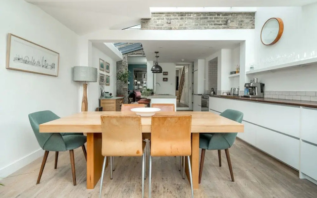 JOIVY Contemporary 2-Bed House W/ Private Garden