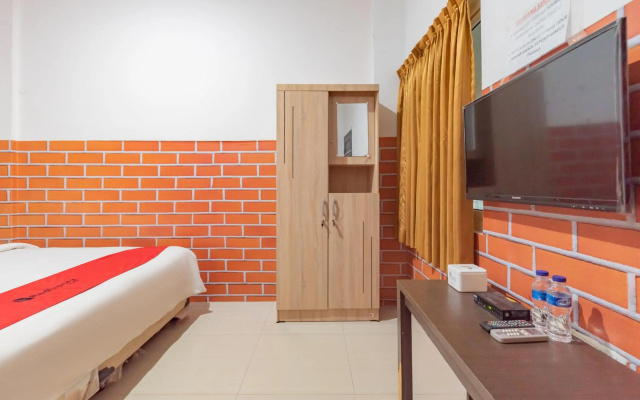 RedDoorz @ Jalan Krakatau Medan – Guest Rooms – Medan
