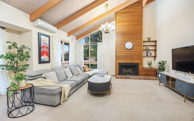 Stylish Retreat at Wheelers Hill 5BRM