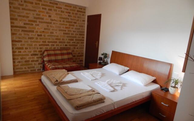 Contessa Apartments