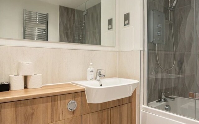 Comfy 2 Bedroom Apartment Near Edinburgh City Centre