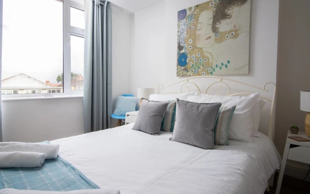 Quiet Residential Apt N/gloucester Road Sleeps 4