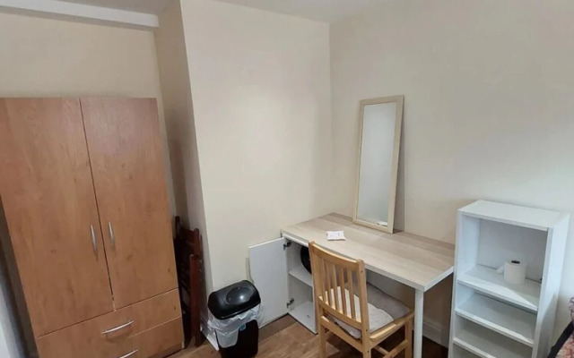 Spacious 3 Bedroom Apartment Near Camden With Balcony
