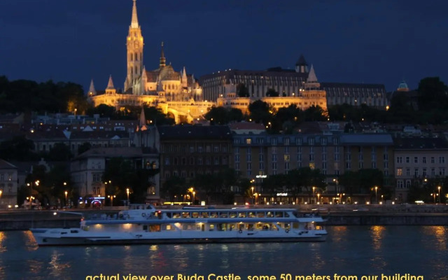 Queen Zita Apt 130 m2 near Chain Bridge