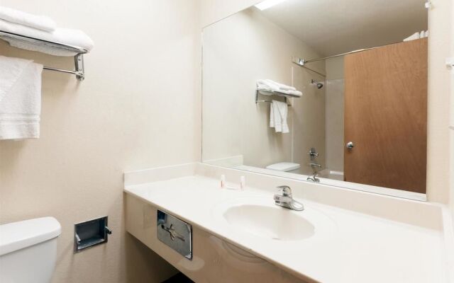 Super 8 Motel - Tulsa Downtown East