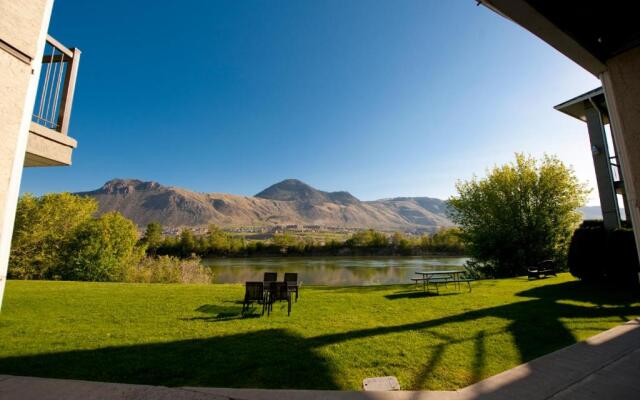 Riverland Inn & Suites
