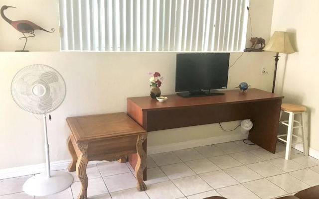 Entire 3 Bedrooms Guest House Close Beach Downtown