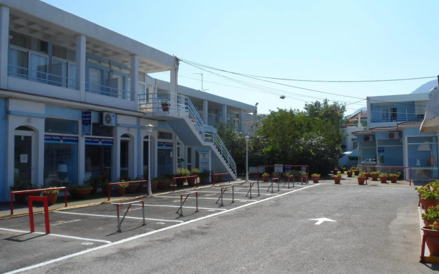 Seafront Studios & Apartments