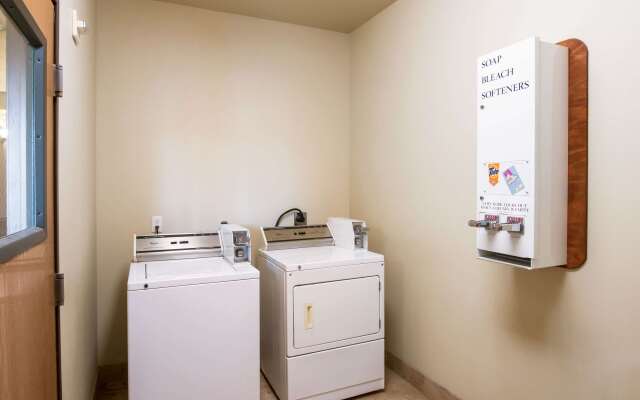 Econo Lodge Inn & Suites Bridgeport