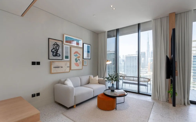 Sleek Business Bay Studio Burj View Balcony