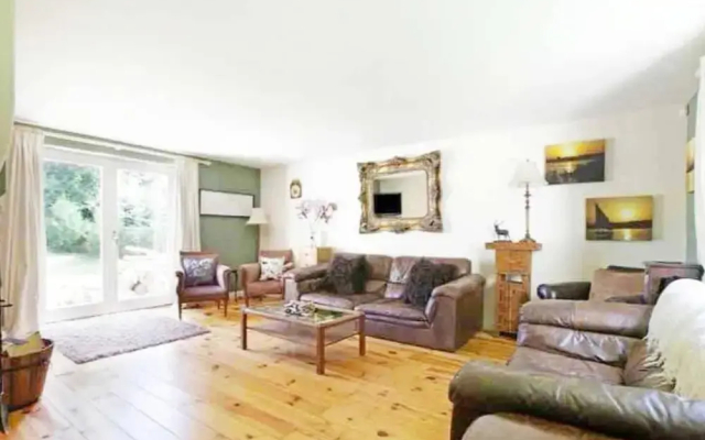 5-bed Home - Sleeps 12, Pool, Garden & Play Area