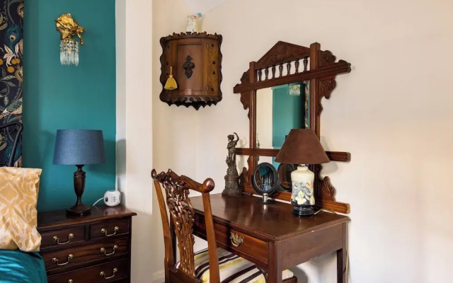 Mayfair 3-bed 6-guest W/patio & ac Berkeley Square