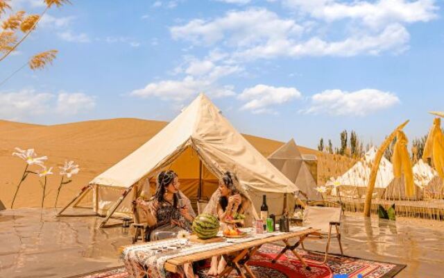 Dunhuang Dreammaker Windy Desert Wild Luxury Star Watching Camp