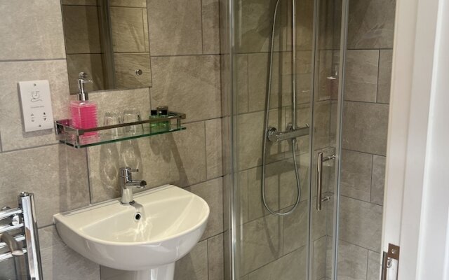 Priory Tearooms Burford With Rooms