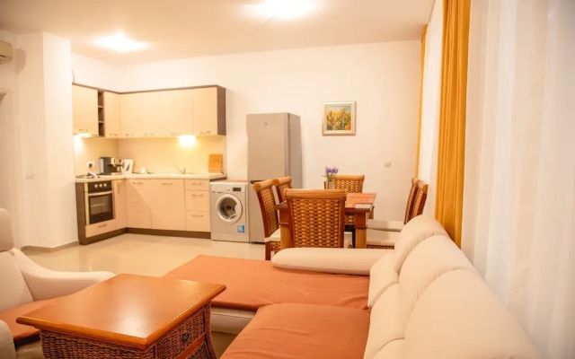 FM Deluxe 2-BDR Apartment with Pool & Sea View in Sun Resort