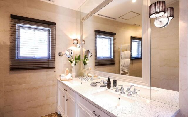 PETALS TOKYO - Floating Hotel