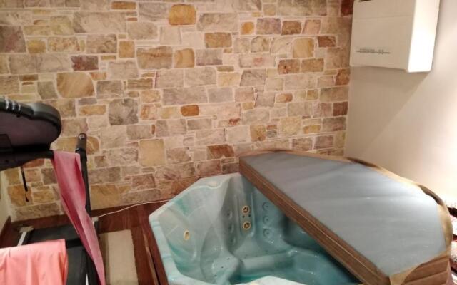 Apartment with a garden, BBQ, swimming pool and jacuzzi