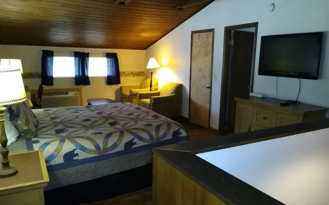 Shady Woods Retreat 3BR Chalet