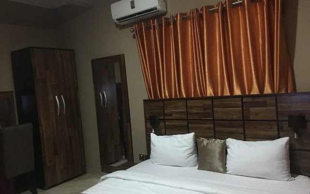 Momak 4 Hotel & Suites