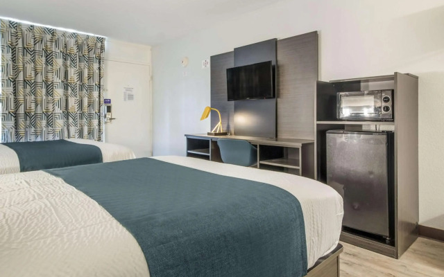 Motel 6 Groves, TX