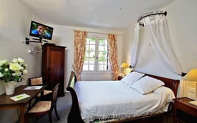 Logis Hostellerie de lAuberge de LÉtang Bleu