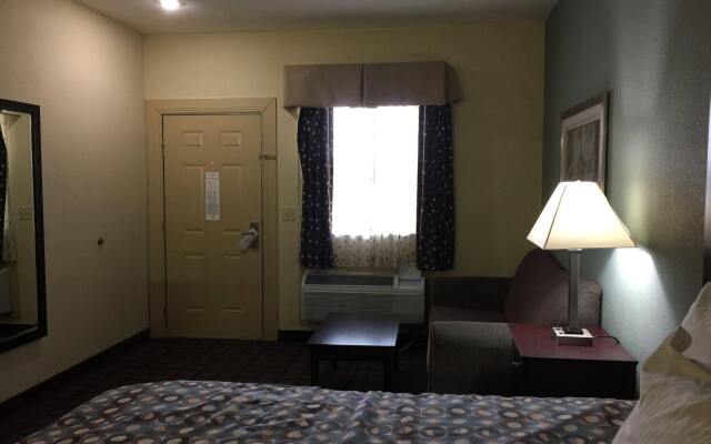 Pearsall Inn & Suites