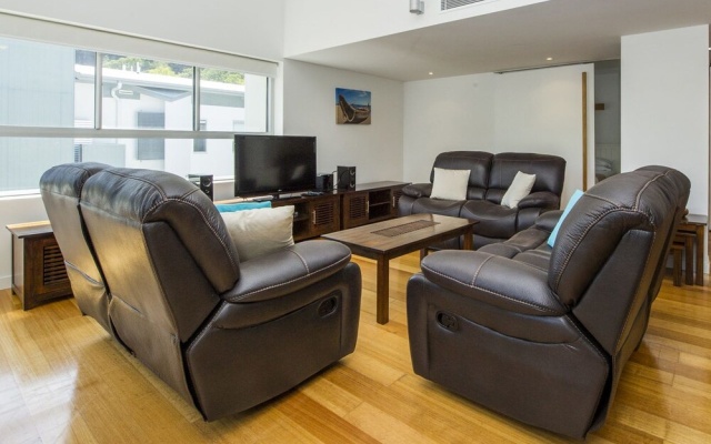 Maggies Beachfront Apartments – Guest Rooms – Magnetic Island