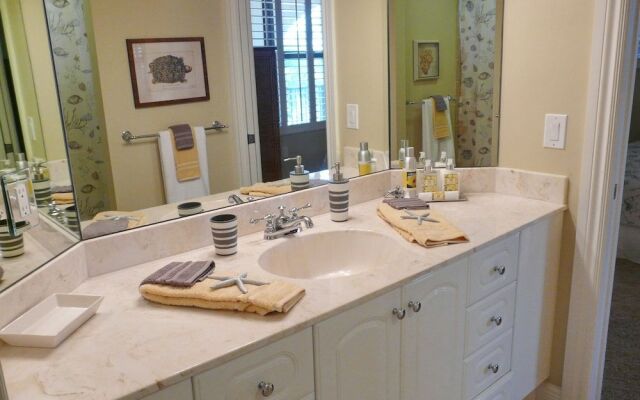 Luxurious Esplanade Condo Overlooking bay