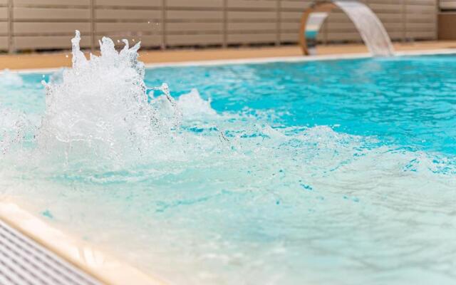 Leonardo - swimming pool and wide patio with barbecue