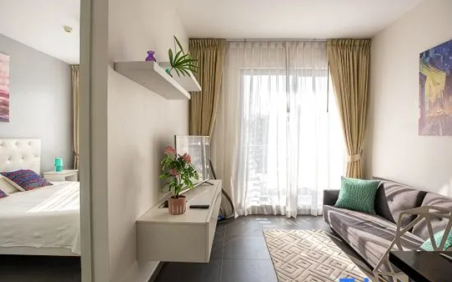 Unixx Phratumnak Elegant 1-BR Free Electricity