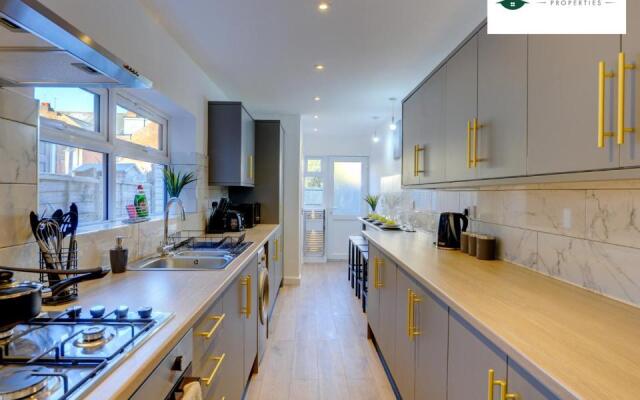 5 Bedroom - 5 Bathroom House By Passionfruitproperties close to Coventry City Centre with Free Wi-fi and garden - 34HRC