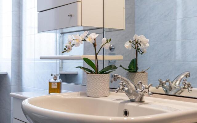 Joivy Sophisticated Flat W/ Desk