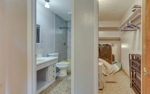 Cozy Youngstown Apartment w/ Central A/C + Heating