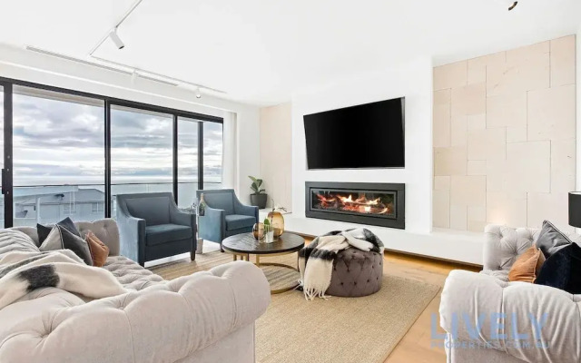 Bayview Luxe Entertainer Pool World Class View