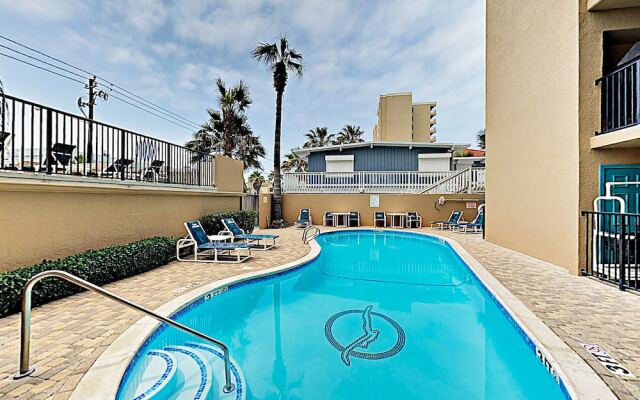 Beachfront W/ Pool & Balcony - Walk To Beach 2 Bedroom Condo