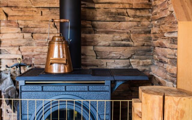 Izu House Luxury Log with Cozy Fireplace