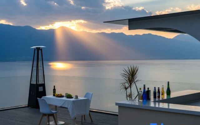 Dali First Glimpse Cloud Top Cliff Beauty Hostel