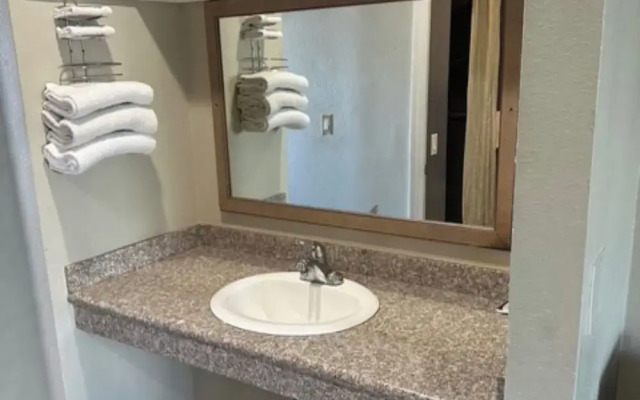 Passport Inn & Suites Corona Hotel