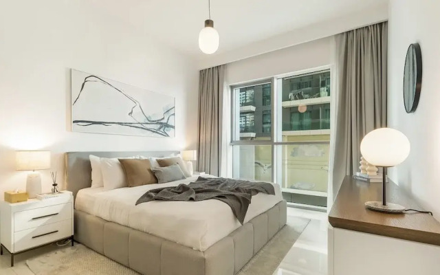 Modern 2BR w Direct Beach Access, Emaar Beachfront