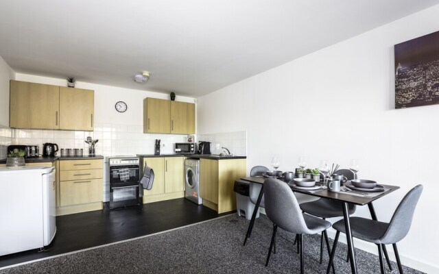 Large Apartment With Balcony Free Parking & Fast Wifi