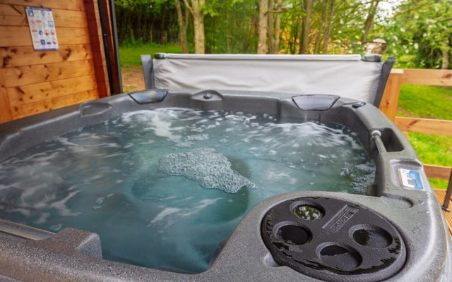 Owl Lodge With Hot Tub and Massage Treatments