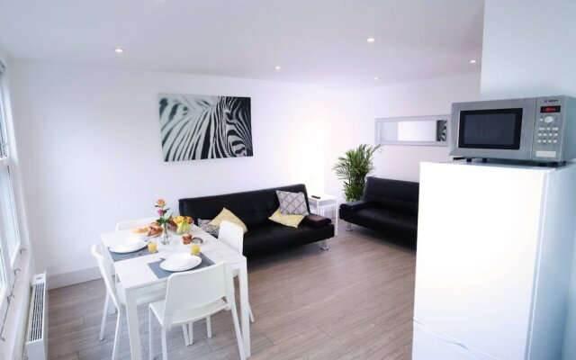 Modern Sea Front Apartment Sleeps 10