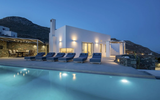 Luxury Villa With Pool And Sea View..!