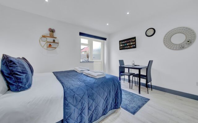 Lovely 1-bed Studio in Feltham