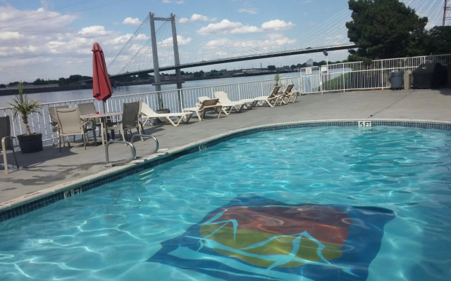 Clover Island Inn