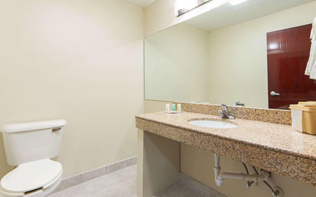 Econo Lodge Inn & Suites