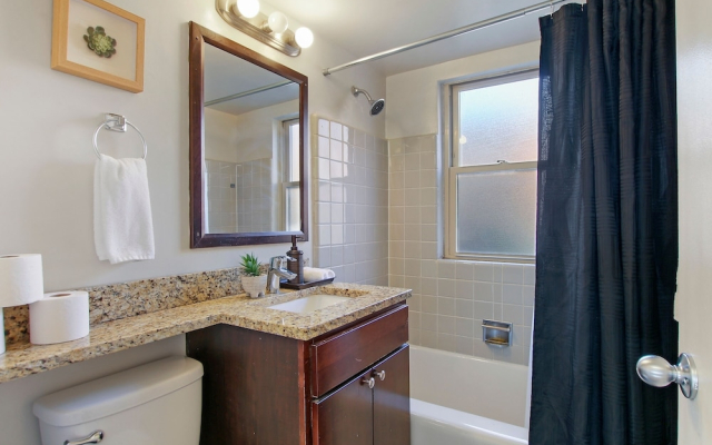 1BR Roomy Apartment in Bowmanville